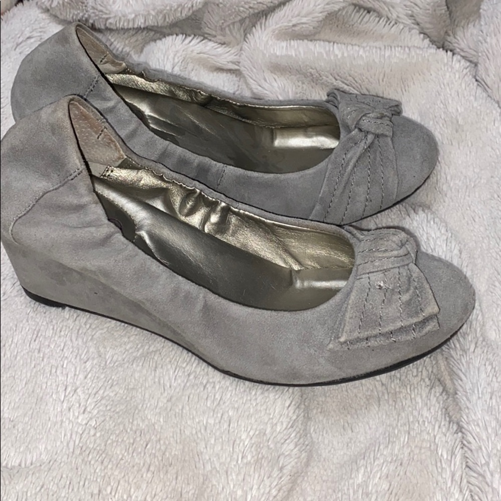 Me Too Gray Suede Wedges Size 6M